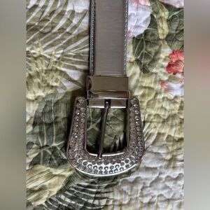 Elegant Silver Belt with Crystal Accents 1x